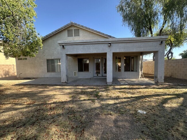 Building Photo - Rare single-level home offers 5 bedrooms and a versatile floor plan designed for comfortable living