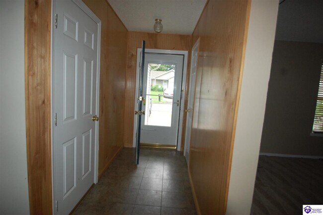 Building Photo - 711 Andra Dr