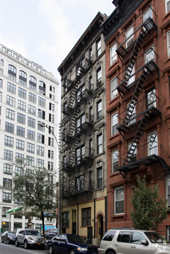Building Photo - 453 W 36th St