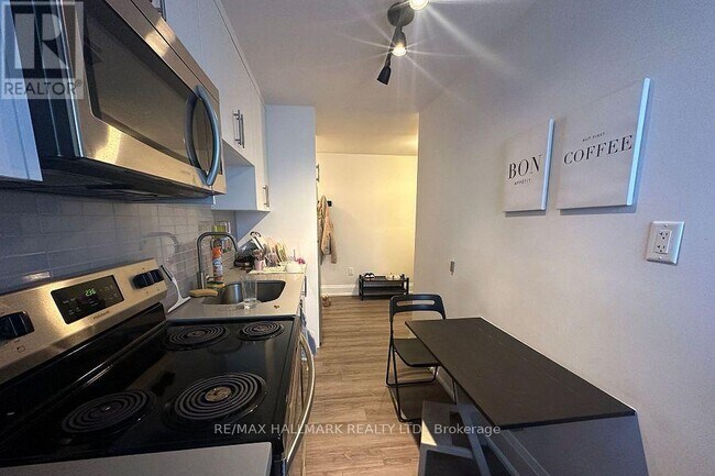 Photo du bâtiment - 595 St Clair Ave W