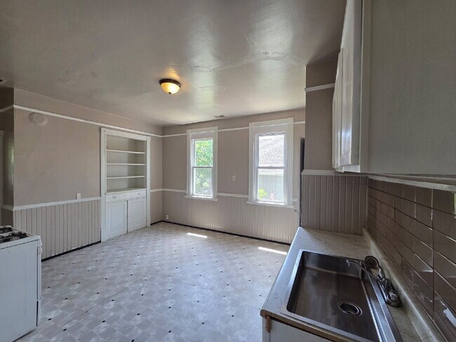 Building Photo - 2 Bedroom, 1 Bath Upper Unit
