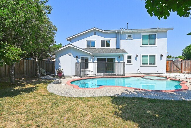 Building Photo - $4,775 - GORGEOUS 5 BEDROOM HOME IN NORTH ...