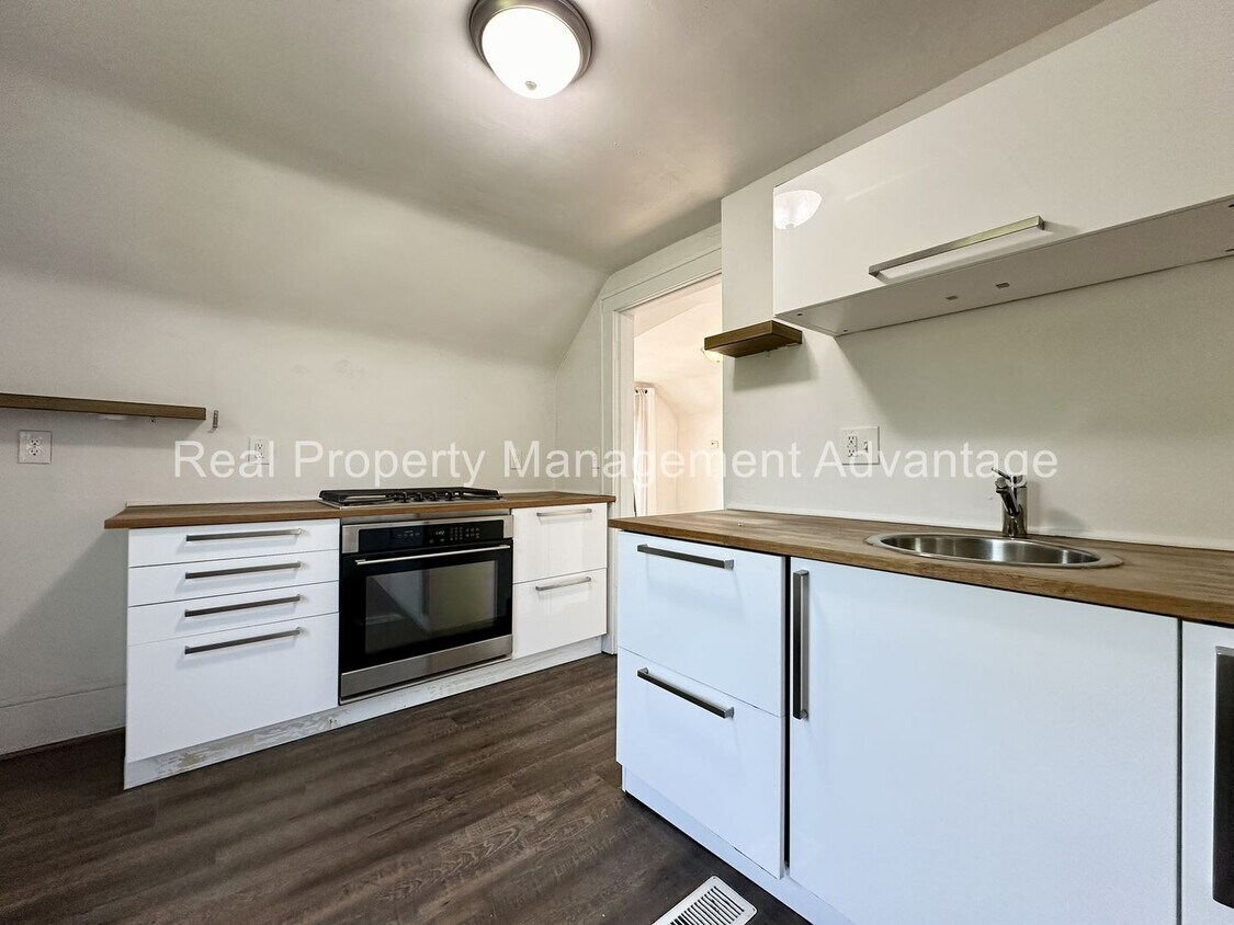 316 Spencer St Unit 316 Spencer A, Ferndale, MI 48220 Room for Rent