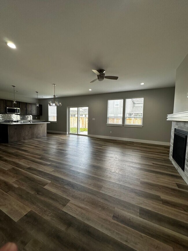 Building Photo - Beautiful and New 3 Bedroom Home