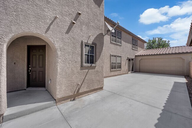 Building Photo - Beautiful Two bedroom 2 1/2 bath