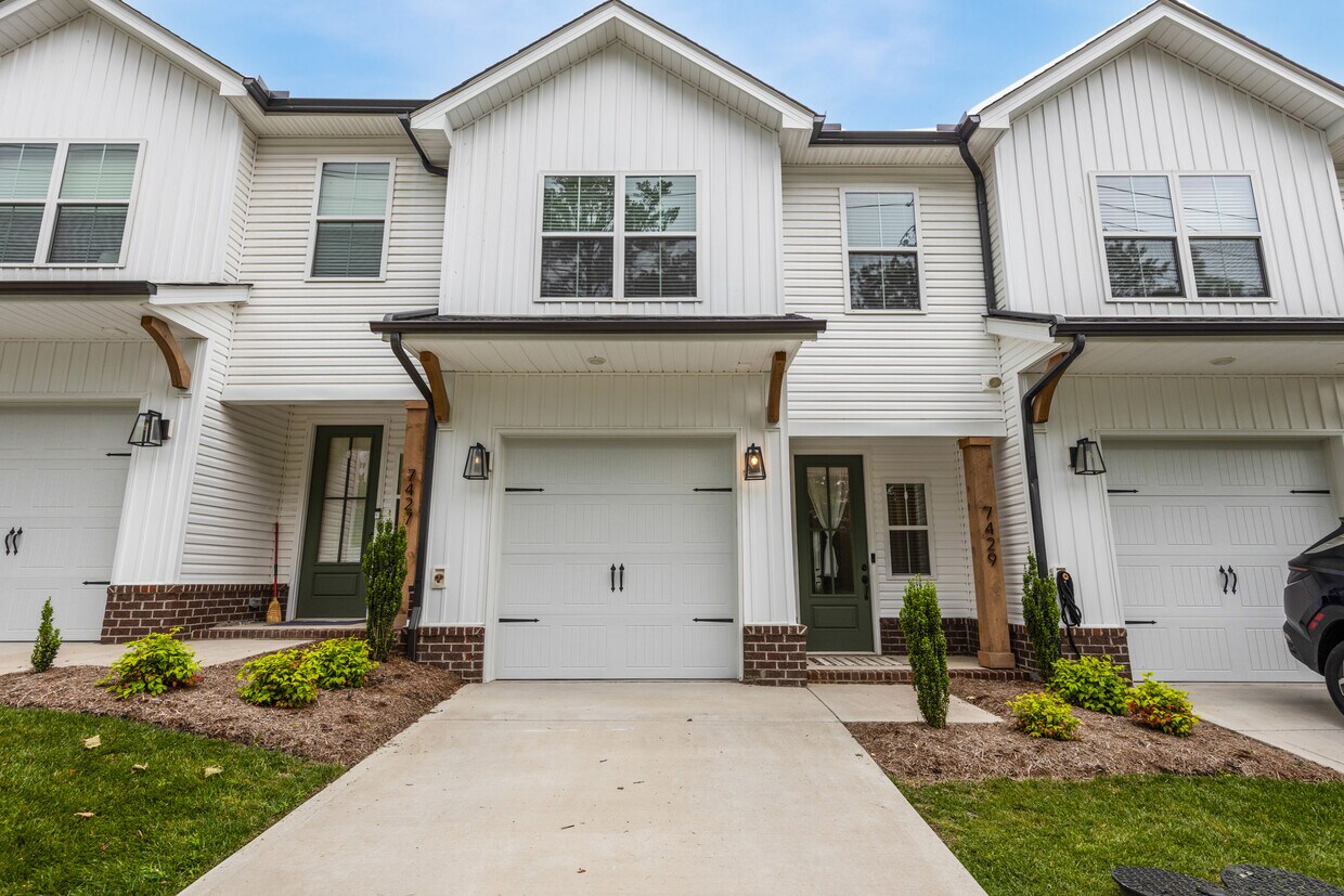 Foto principal - 7429 Thomas Ln
