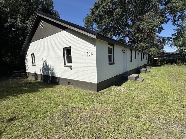 Building Photo - 106 Molette St