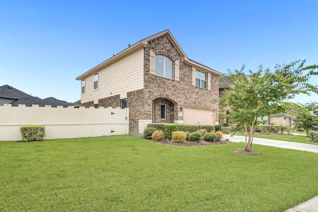 Building Photo - Welcome to this beautifully maintained 2-s...