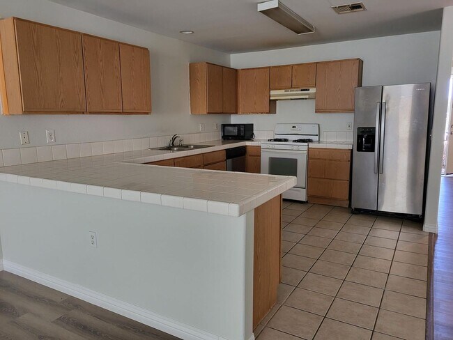 Foto del edificio - LARGE 3 BED 2 BATH DUPLEX