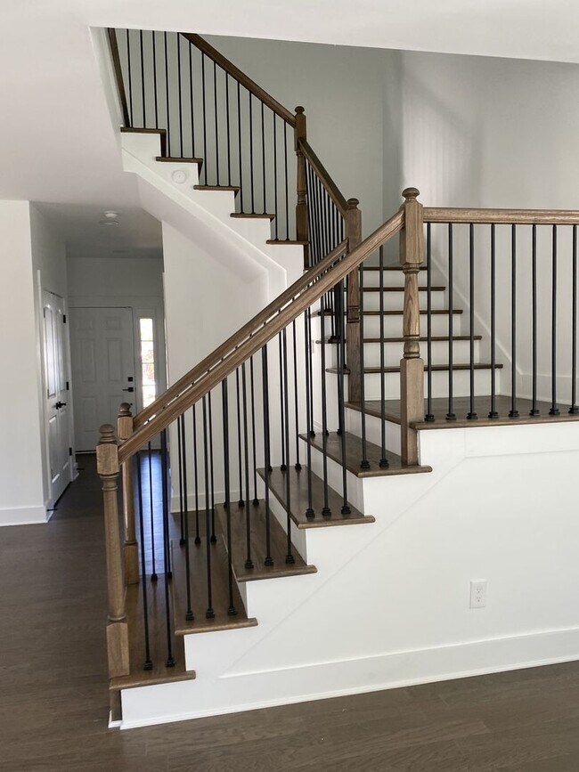 Foto del edificio - Spacious 3BR/2.5BA home in North Nashville with an abundance of natural light throughout!