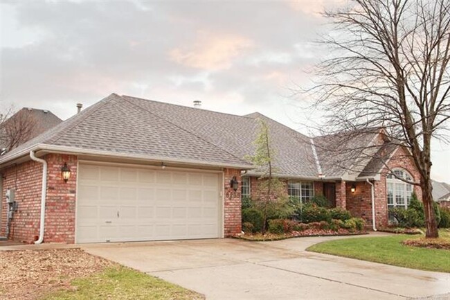 Building Photo - Charming Corner Home In Jenks School Distr...