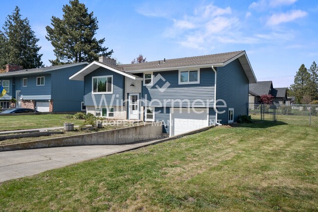 Building Photo - Spacious 4 bedroom 3 bath South Hill Home