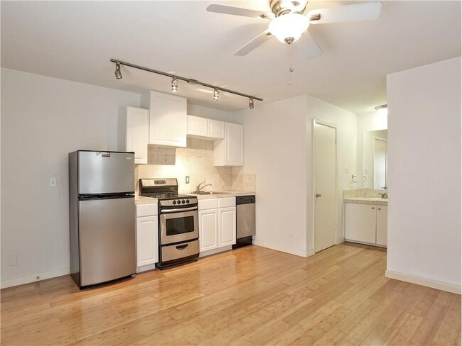 Building Photo - 210 W 38th St