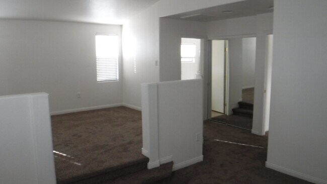 Building Photo - MASTER BDRM+BATH+RETREAT AREA/SEPARATE BED...
