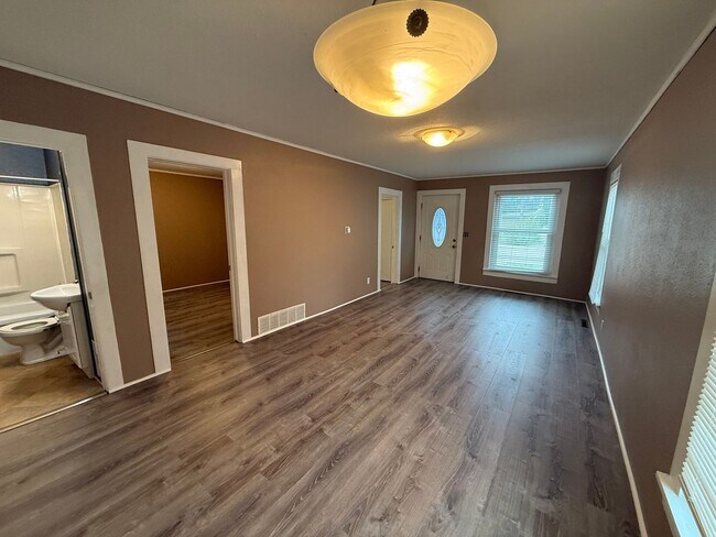 Foto del edificio - Two bedroom, One bathroom House located in...