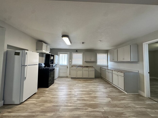 Foto del edificio - Spacious 3/2 available Near McNeese!