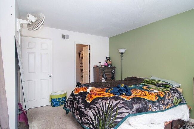 Building Photo - MUST SEE! 3 bedroom, 2 bath home with large backyard and private pool & spa.