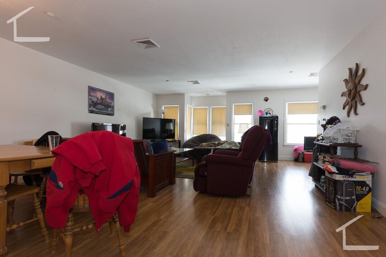 Primary Photo - Big Brighton 3 Bed 2 Bath available 9/1