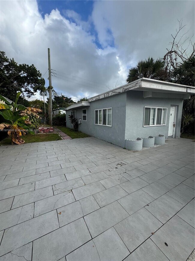 Foto del edificio - 2075 NE 135th Terrace