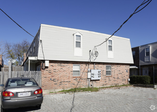 Building Photo - Azalea-Ridge-Condominiums