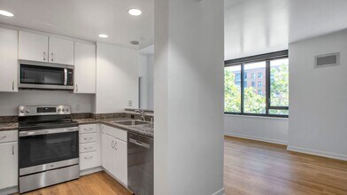 Building Photo - 250 King St