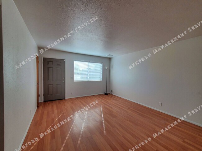 Building Photo - 3 BEDROOM HOME WITH HUGE BACKYARD/GARDEN AREA
