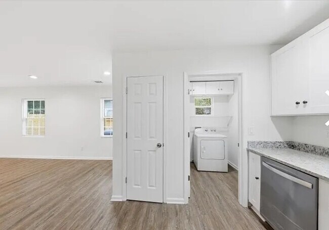 Photo - Room in House on Lincoln St SW