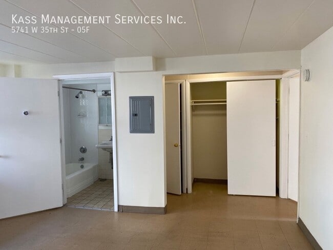 Foto del edificio - 5741 W 35th St
