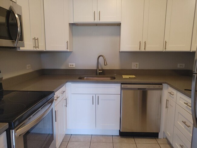 Building Photo - Fully Updated 2 Bed, 2 Bath Residence