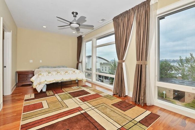 Foto del edificio - 8711 Churchill Rd