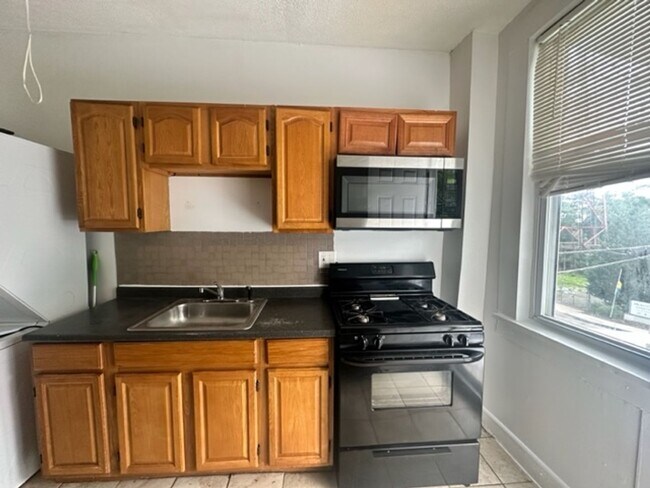 Foto del edificio - 1 Bedroom & Den 3659 Cottage Ave