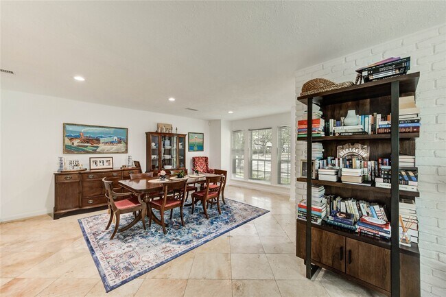 Foto del edificio - 13050 Trail Hollow Dr
