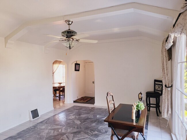 Building Photo - Charming Single Family Home