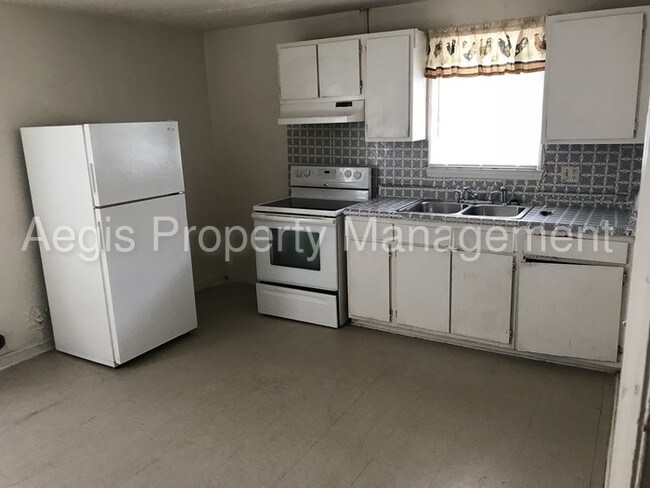 Building Photo - Top Story of a Spacious Downtown Duplex!