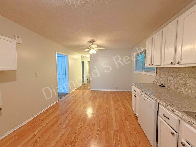 Building Photo - Charming 3-Bedroom in Southeast Springfield Location!