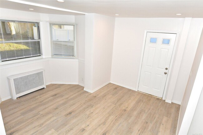 Foto del edificio - 241 Roslyn Rd