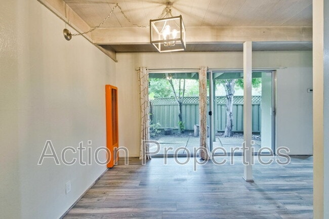Building Photo - 278 Monroe Dr