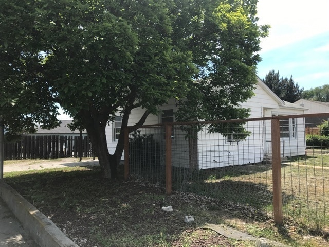 Building Photo - Pet Friendly 2 Bedroom Home Available Soon!