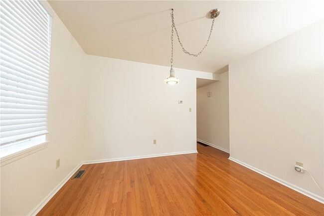 Bright, airy dining room - 114 Miltenberger St