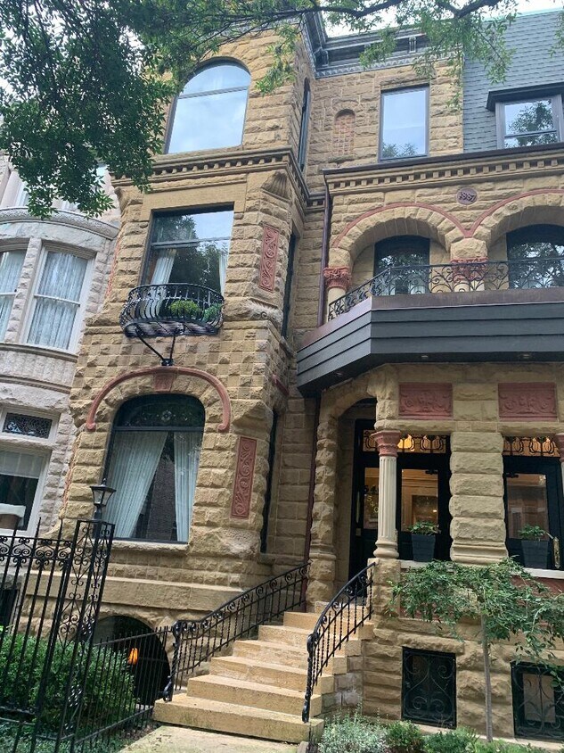 Building entrance - 540 W Belden Ave