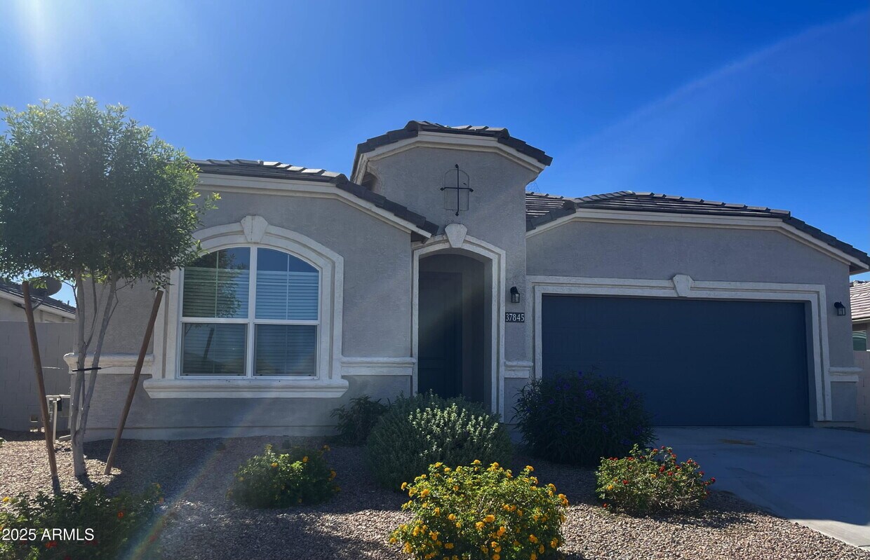 Foto principal - 37845 W Santa Barbara Ave