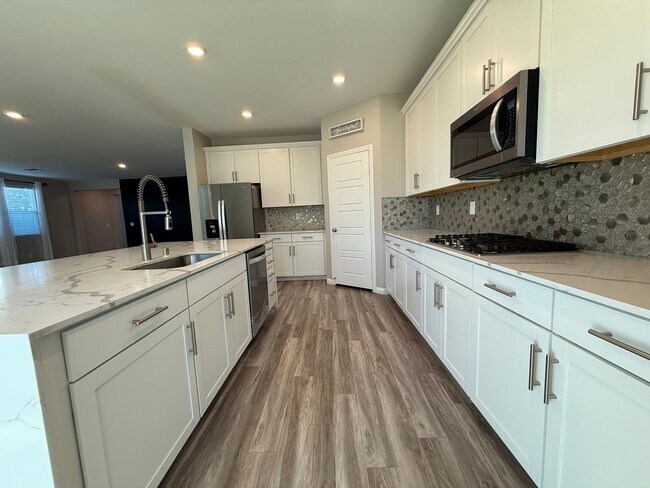 Building Photo - 5/BD 3.5/BA Spacious Modern Home with Luxu...