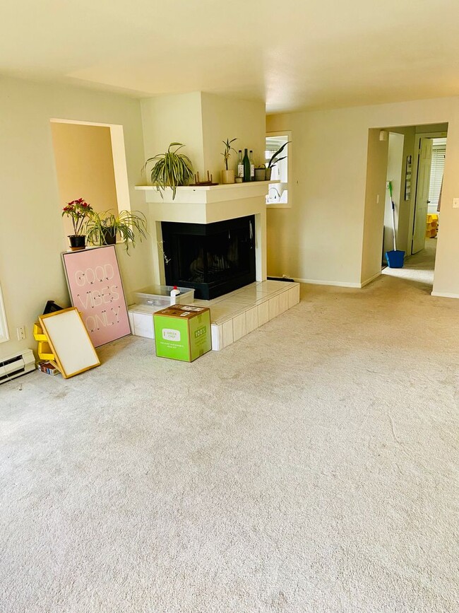 Building Photo - Sweet, Light-Filled 2-Bedroom Townhouse Cl...