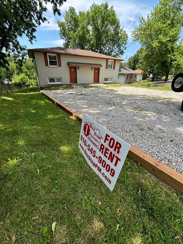 Primary Photo - 2 bedroom, 1 bath duplex in Riverside, MO!