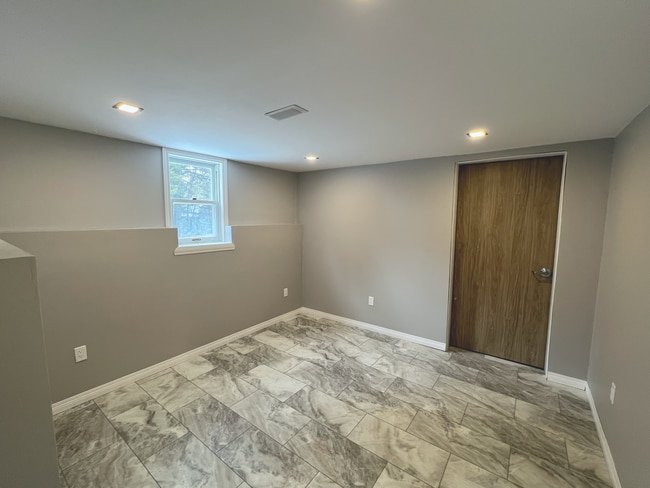 Building Photo - 219 Mountain View Dr