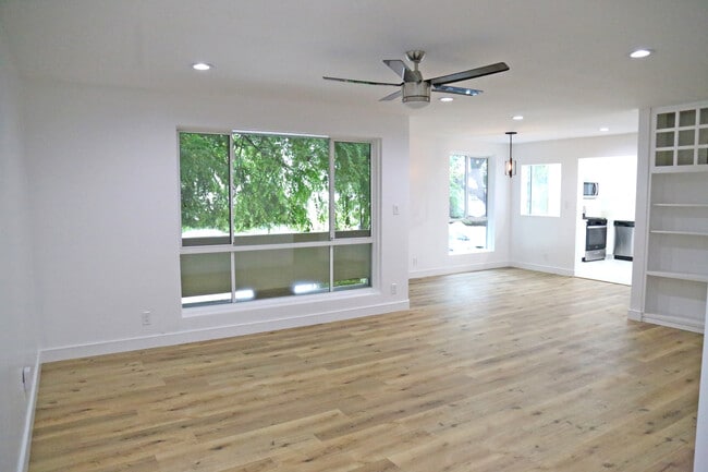 Building Photo - 9160 Beverly Blvd