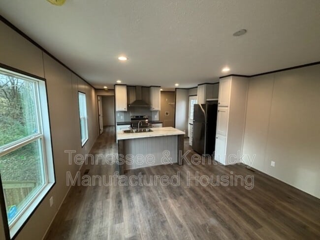 Building Photo - 210 Eller Dr