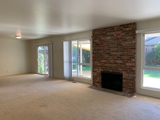 Building Photo - 1383 Bobolink Cir