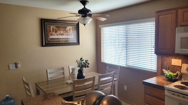 Dining room - 72742 Willow St