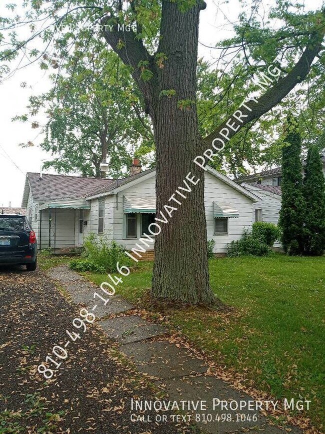 Building Photo - 3 bed, 1.5 baths and a 2 car garage! 150 d...